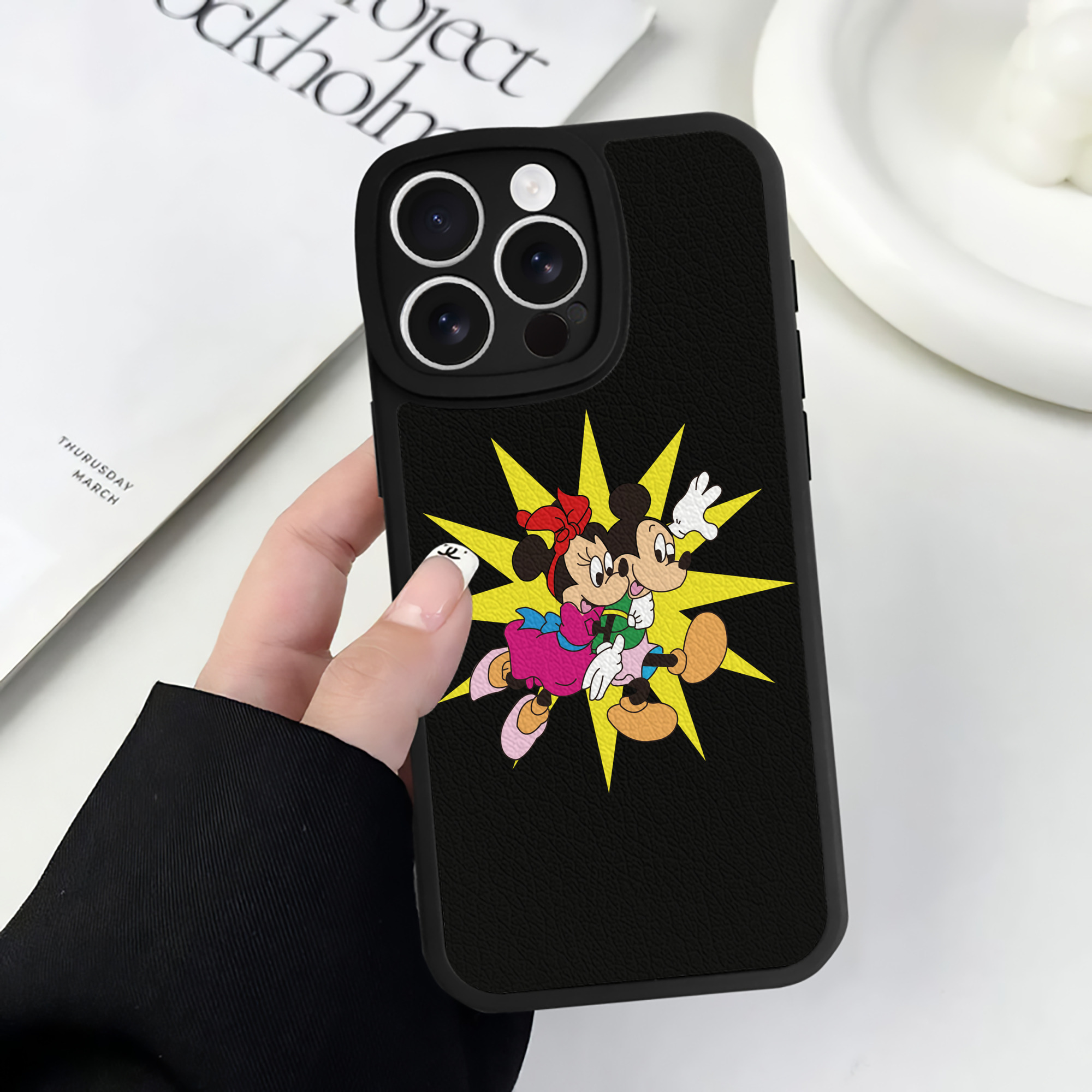 （画像用） ミッキーマウス Mickey Mouse 【iPhone 16シリーズ対応】シリコンスマホケース（レザー調） 材質：シリコン